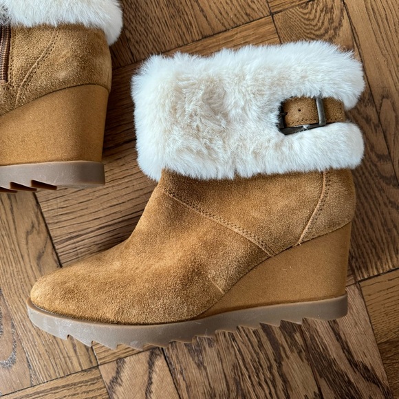 Koolaburra Tan Shearling Wedge Ankle Boots Nooties - Picture 2 of 4
